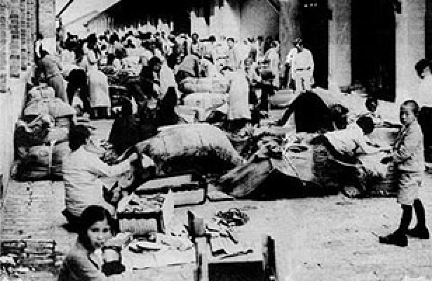 Japoneses recém-chegados, aguardando seu destino na Hospedaria dos Imigrantes, em São Paulo.